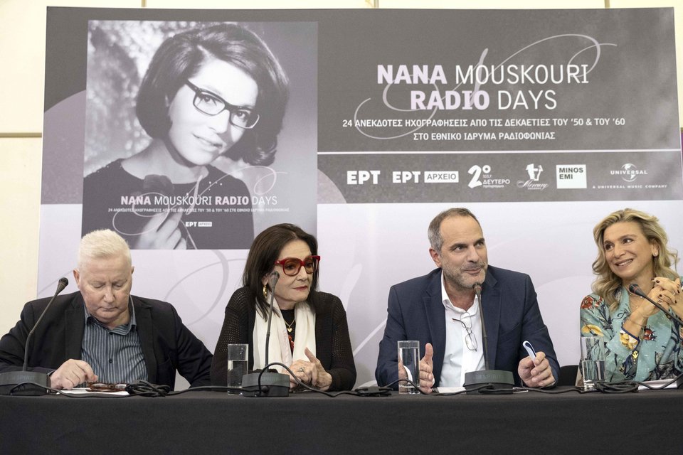 Από αριστερά, ο διευθυντής των μουσικών ραδιοφώνων της ΕΡΤ, Φώτης Απέργης, η Νάνα Μούσχουρη, ο πρόεδρος της ΕΡΤ, Κωνσταντίνος Ζούλας, και η διευθύνουσα σύμβουλος της MINOS EMI/UNIVERSAL, Μαργαρίτα Μάτσα.