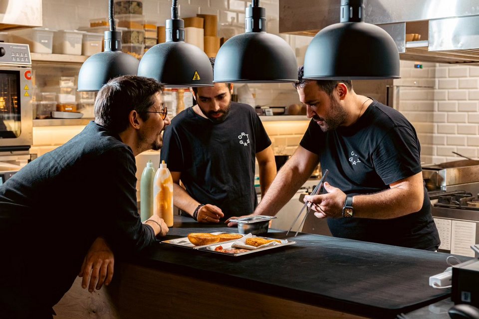 Οι Άλεξ Τσιοτίνης, Κώστας Μπαρούτης και Χρήστος Ρήγας / Φωτογραφία: ortsag_athens/Instagram