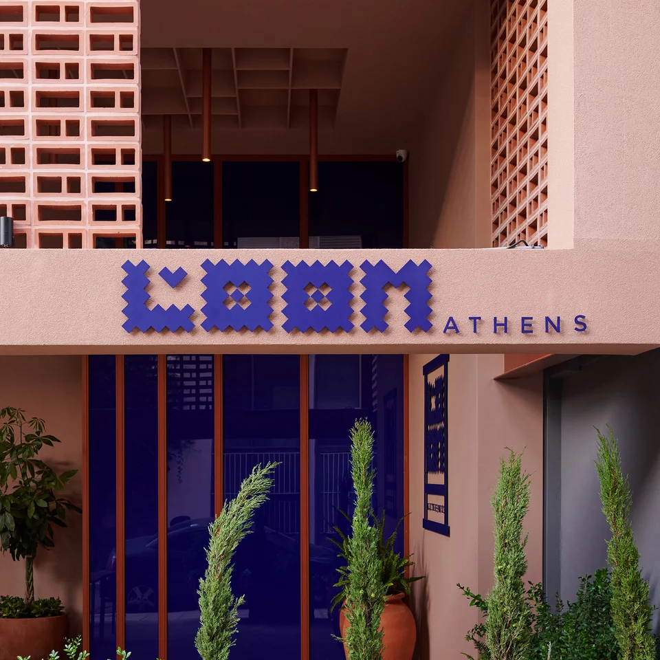 H πρόσοψη του design hotel Loom Athens στον Κεραμεικό. 