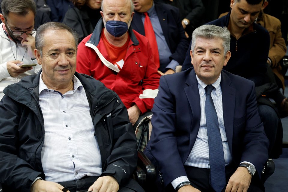 Ο Γιώργος Αρβανιτίδης και ο Θόδωρος Παπαθεοδώρου στην ομιλία Λοβέρδου -Φωτογραφία: ΓΙΩΡΓΟΣ ΚΟΝΤΑΡΙΝΗΣ/EUROKINISSI