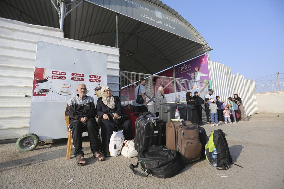 Άνοιξε το πέρασμα της Ράφα: Φεύγουν ξένοι και όσοι έχουν διπλή υπηκοότητα [εικόνες]