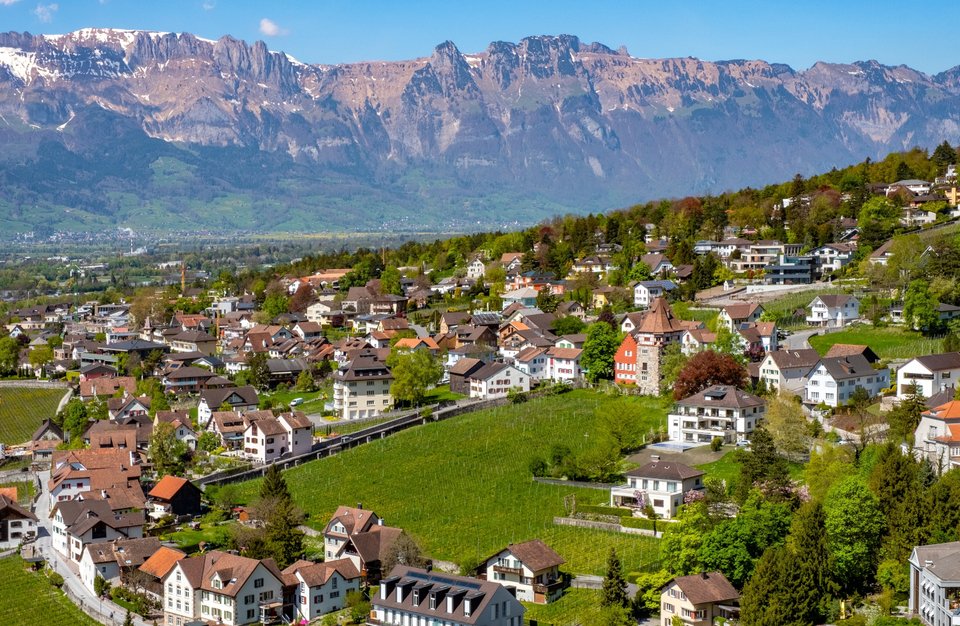 Η όμορφη πόλη Vaduz στο Λιχτενστάιν που περιβάλλεται από ψηλά βουνά