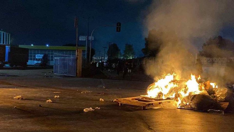 Επεισόδια με Ρομά στα Μέγαρα -Κλειστή η Εθνική Οδός και στα δύο ρεύματα / Φωτογραφία: Thriassio.gr