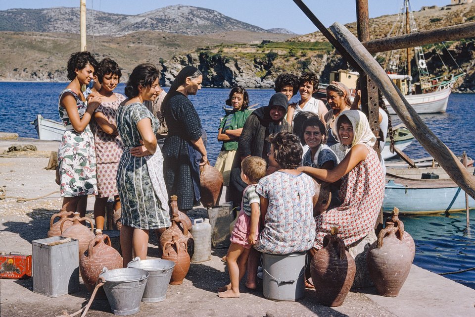 Σκύρος, Λιναριά 1957. Γυναίκες περιμένουν στον μόλο για να γεμίσουν τις κανάτες και τους κουβάδες τους. Οι νησιωτικές περιοχές πάσχουν, ακόμα και σήμερα, από έλλειψη νερού.