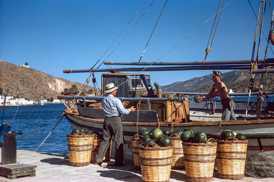 Πόρος, 1957. Ξεφορτώνοντας καρπούζια από την Πελοπόννησο.