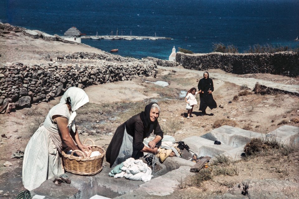 Μύκονος, 1957. Στην περιοχή Ιορδάνης πάνω από το Παλιό Λιμάνι, γυναίκες πλένουν τα ρούχα τους με νερό από ένα από τα λίγα πηγάδια του νησιού.