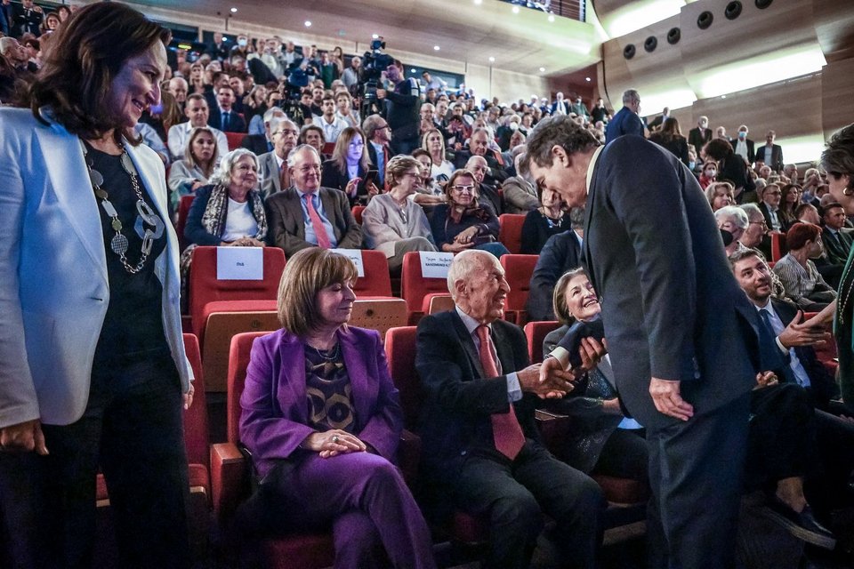 Ο Μιχάλης Χρυσοχοΐδης χαιρετάει τον Κώστα Σημίτη