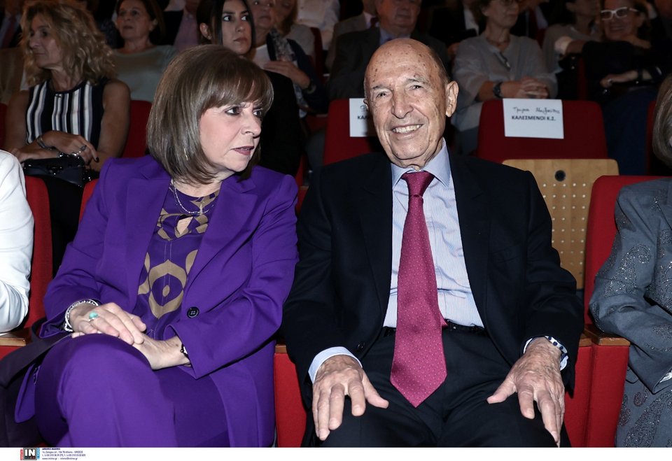 Η Πρόεδρος της Δημοκρατίας Κατερίνα Σακελλαροπούλου με τον Κώστα Σημίτη / Φωτογραφία: Intimenews