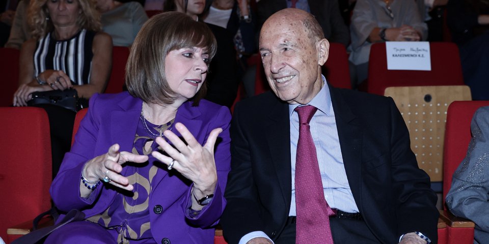 Η Πρόεδρος της Δημοκρατίας Κατερίνα Σακελλαροπούλου με τον Κώστα Σημίτη / Φωτογραφία: Intimenews