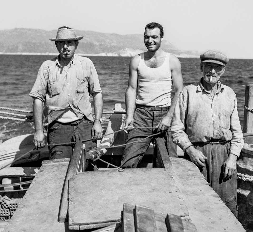 Σποράδες, 1963. Το πλήρωμα του εμπορικού καϊκιού «Ελευθερία» με έδρα τον Βόλο: καπετάνιος, ύπαρχος, ναύτης-μάγειρας.