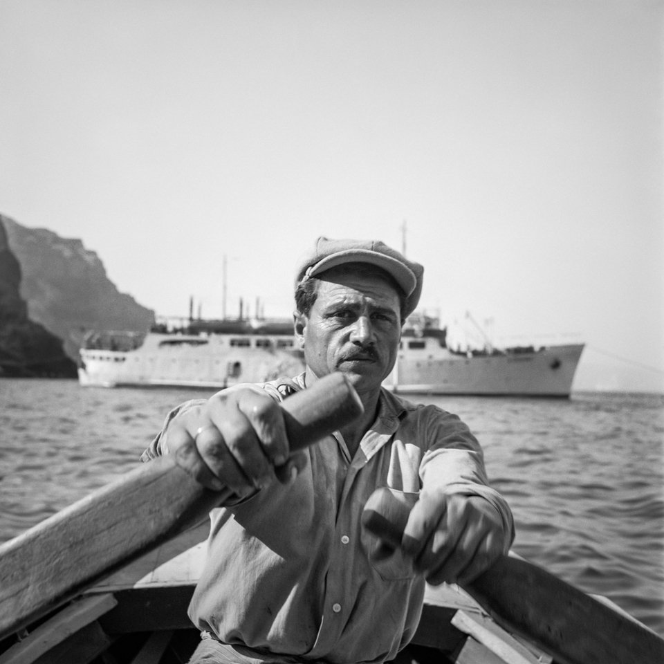 Σαντορίνη, 1960. Στη βάρκα, πλησιάζοντας το «Δέσποινα»