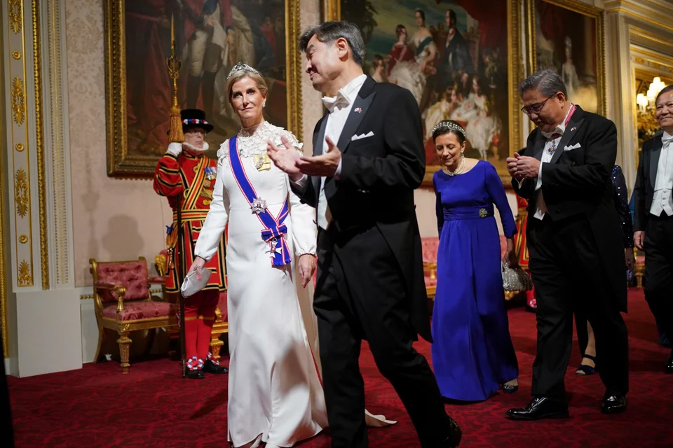 Η δούκισσα του Εδιμβούργου, επίσης με λευκό φόρεμα 