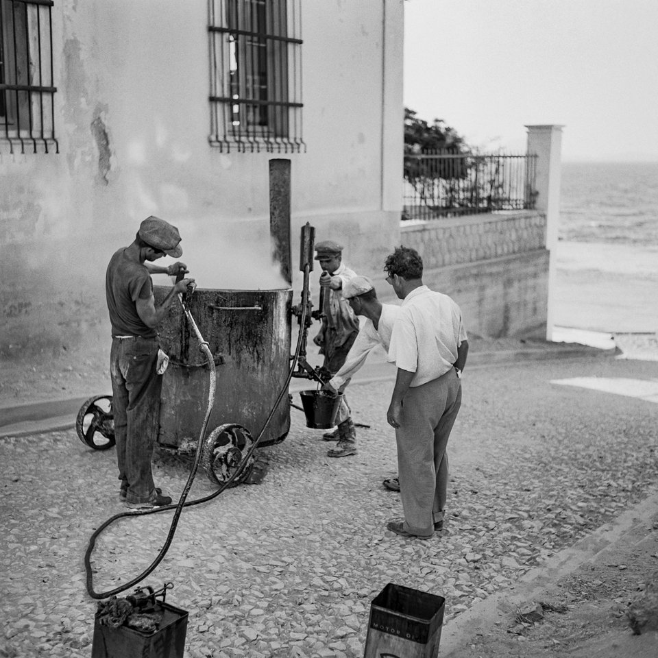 Πύλος, 1955. Δεξαμενή με άσφαλτο έτοιμη για να στρωθεί πάνω στο οδόστρωμα. Τη δεκαετία του '50 η Πύλος δεν ήταν εύκολα επισκέψιμη λόγω του δύσκολου δρόμου.