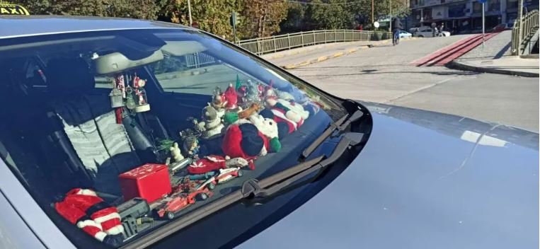 Εκανε το ταξί του χριστουγεννιάτικο δένδρο / trikalanews.gr