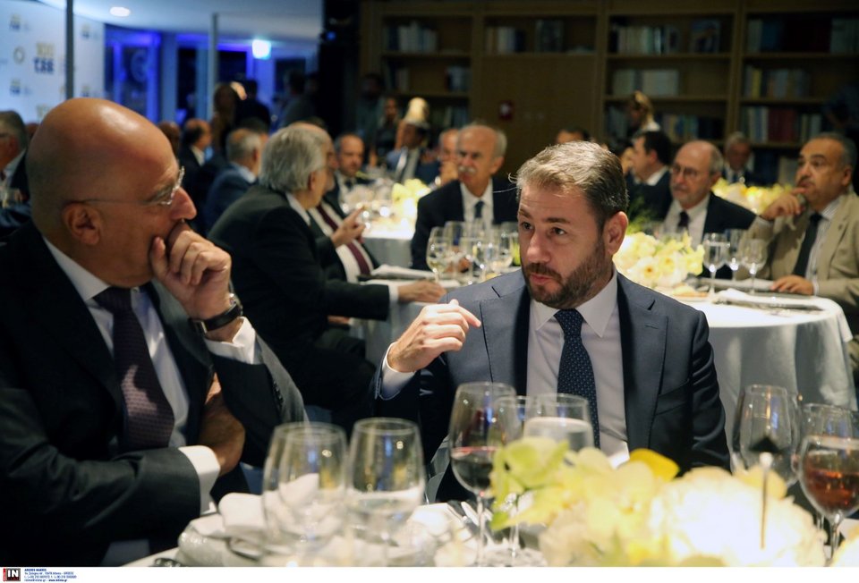 Ο Νίκος Ανδρουλάκης συζητά με τον Νίκο Δένδια / Φωτογραφία: Intimenews/ΚΑΜΣΗΣ ΔΗΜΟΣΘΕΝΗΣ 