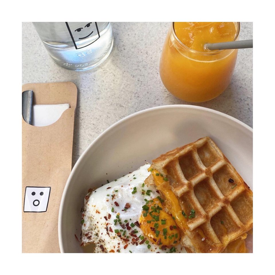 To Εgg Waffle του The Makers στην Πραξιτέλους / Φωτογραφία: themakers_athens/Instagram