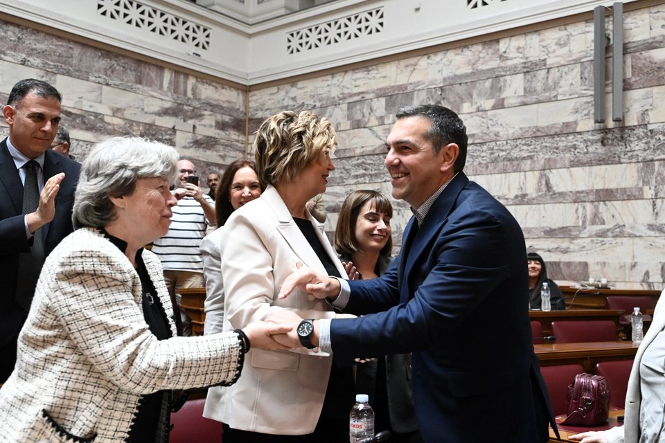 Ο Αλέξης Τσίπρας χαιρετά την Όλγα Γεροβασίλη και την Αθηνά Λινού / Φωτογραφία: ΤΑΤΙΑΝΑ ΜΠΟΛΑΡΗ/EUROKINISSI