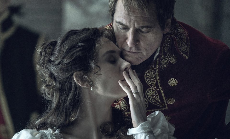 Vanessa Kirby και Joaquin Phoenix σε μια σκηνή από την ταινία Napoleon