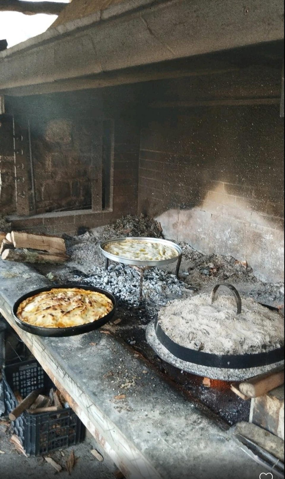 «Πίνω καφέ και τα λέω με τον άνδρα μου. Το καλοκαίρι έχουμε και κόσμο, οπότε ο χρόνος περνάει γρήγορα» λέει η Βιολέτα 