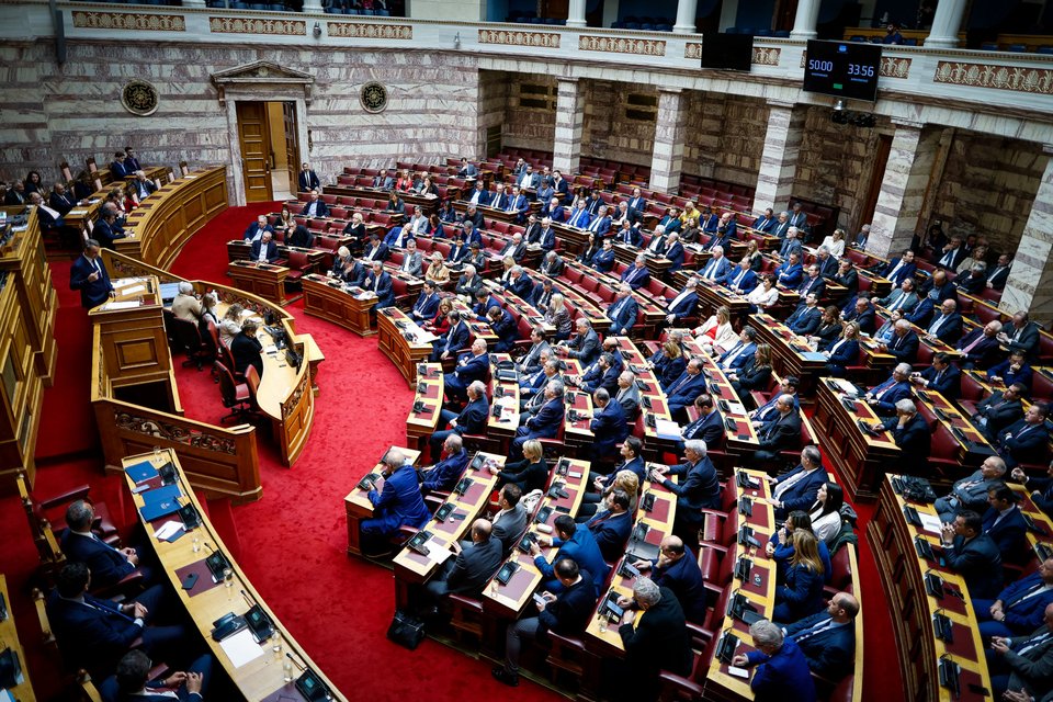 Απόντες από τη συζήτηση στη Βουλή οι βουλευτές της ομάδας Αχτσιόγλου και οι Τσακαλώτος-Πέρκα