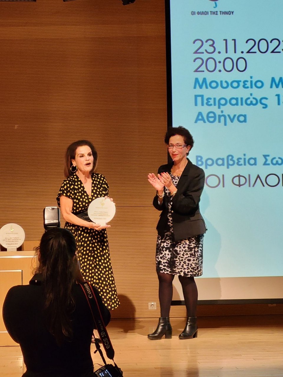Η βράβευση της κυρίας Σοφίας Στάικου. Κατά τη θητεία της ως πρόεδρος Π.Ι.Ο.Π., δημιουργήθηκε το Μουσείο Μαρμαροτεχνίας στον Πύργο