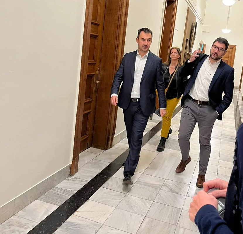 Ο Αλέξης Χαρίτσης και ο Νάσος Ηλιόπουλος κατά την άφιξή τους στη Βουλή 
