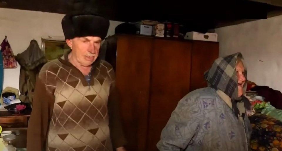 Το ζευγάρι συνεχίζει να μένει μόνο του σε ένα εγκαταλελειμμένο χωριό