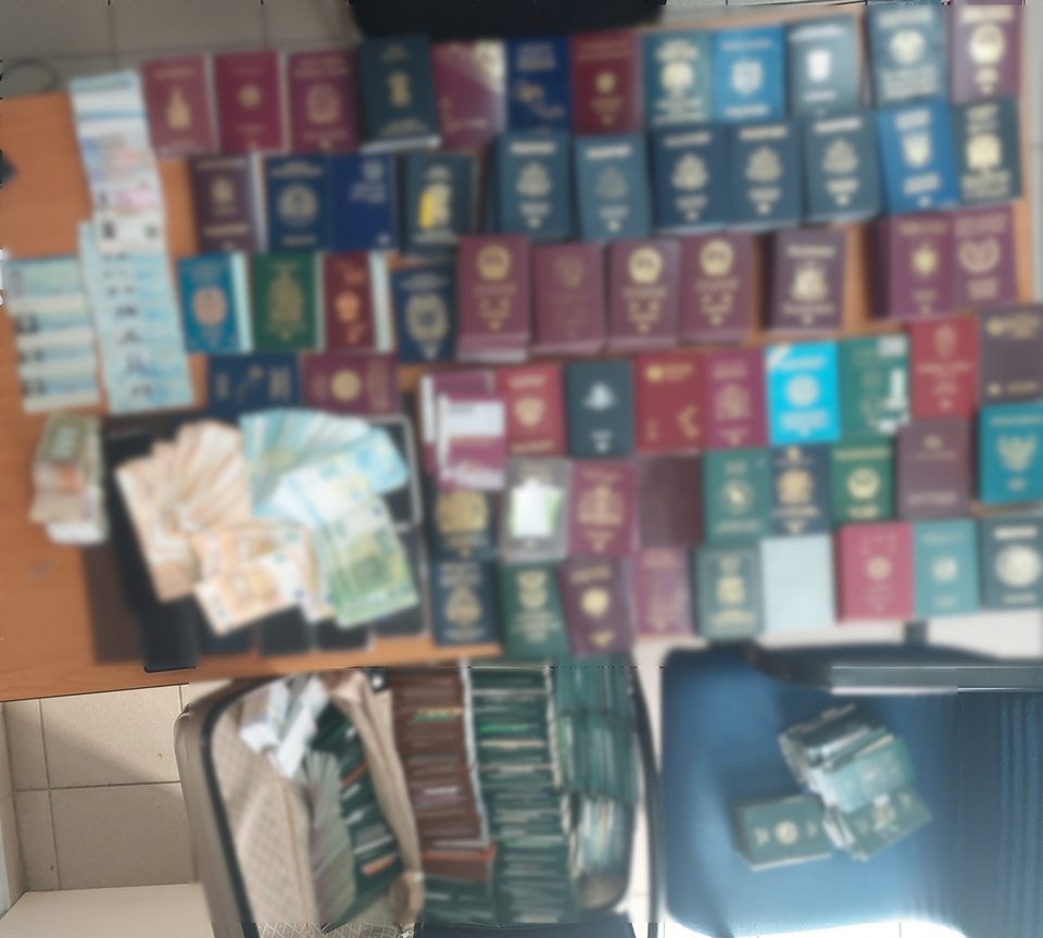 Εξαρθρώθηκε κύκλωμα παράνομης διακίνησης μεταναστών και πλαστογραφίας ταξιδιωτικών εγγράφων