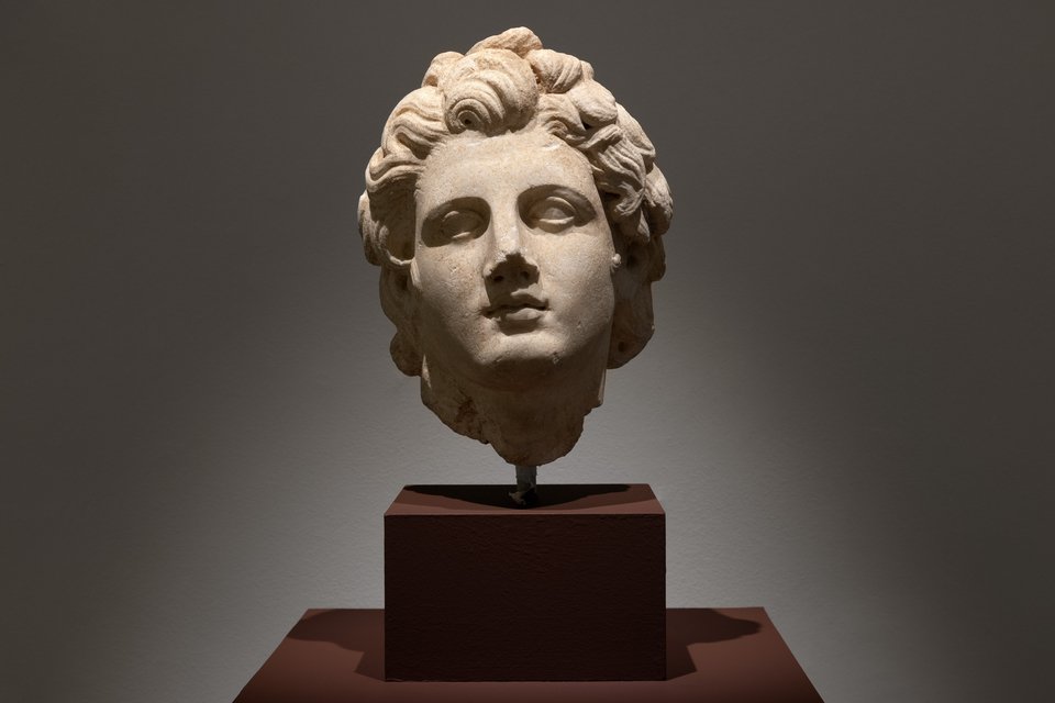 Μαρμάρινη κεφαλή Αλεξάνδρου, 2ος αι. μ.Χ. Αρχαιολογικό Μουσείο Θάσου ΑΜΘ Λ3719. Φωτ. Πάρις Ταβιτιάν