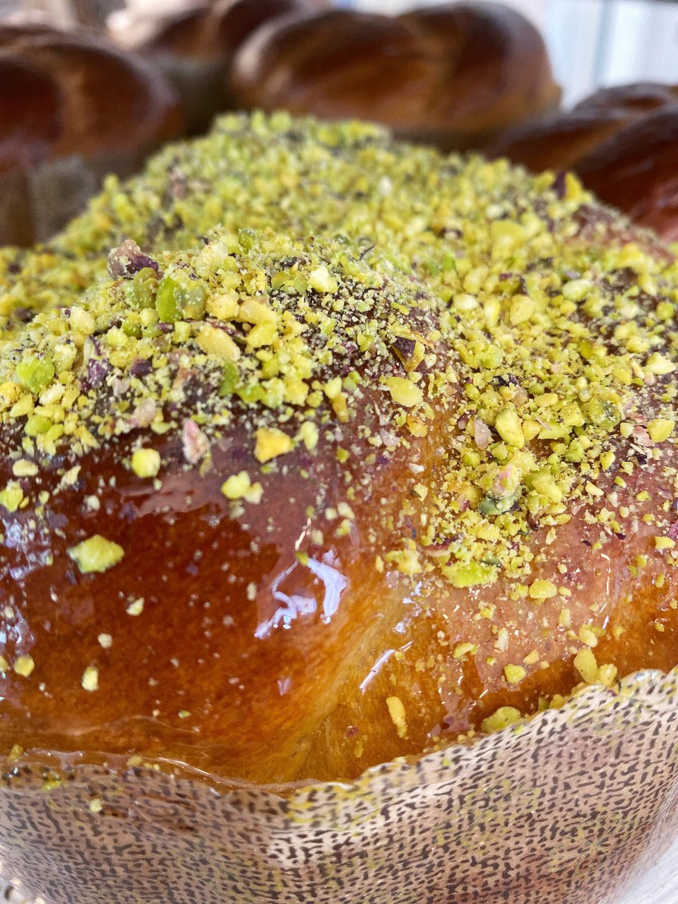To τσουρέκι με κάστανο έχει επικάλυψη από φιστίκι Αιγίνης / Φωτογραφία: Μάνος Λειβαδάρος/iefimerida 