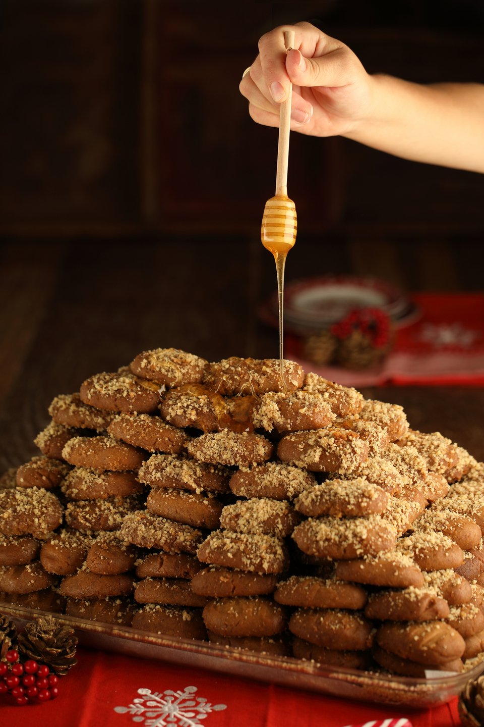 Η πυραμίδα με τα τραγανά και μελωμένα μελομακάρονα του Δαρεμά στα Μεσόγεια. 