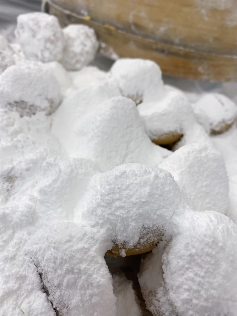 Το άχνισμα των κουραμπιέδων / Φωτογραφία: Μάνος Λειβαδάρος/iefimerida