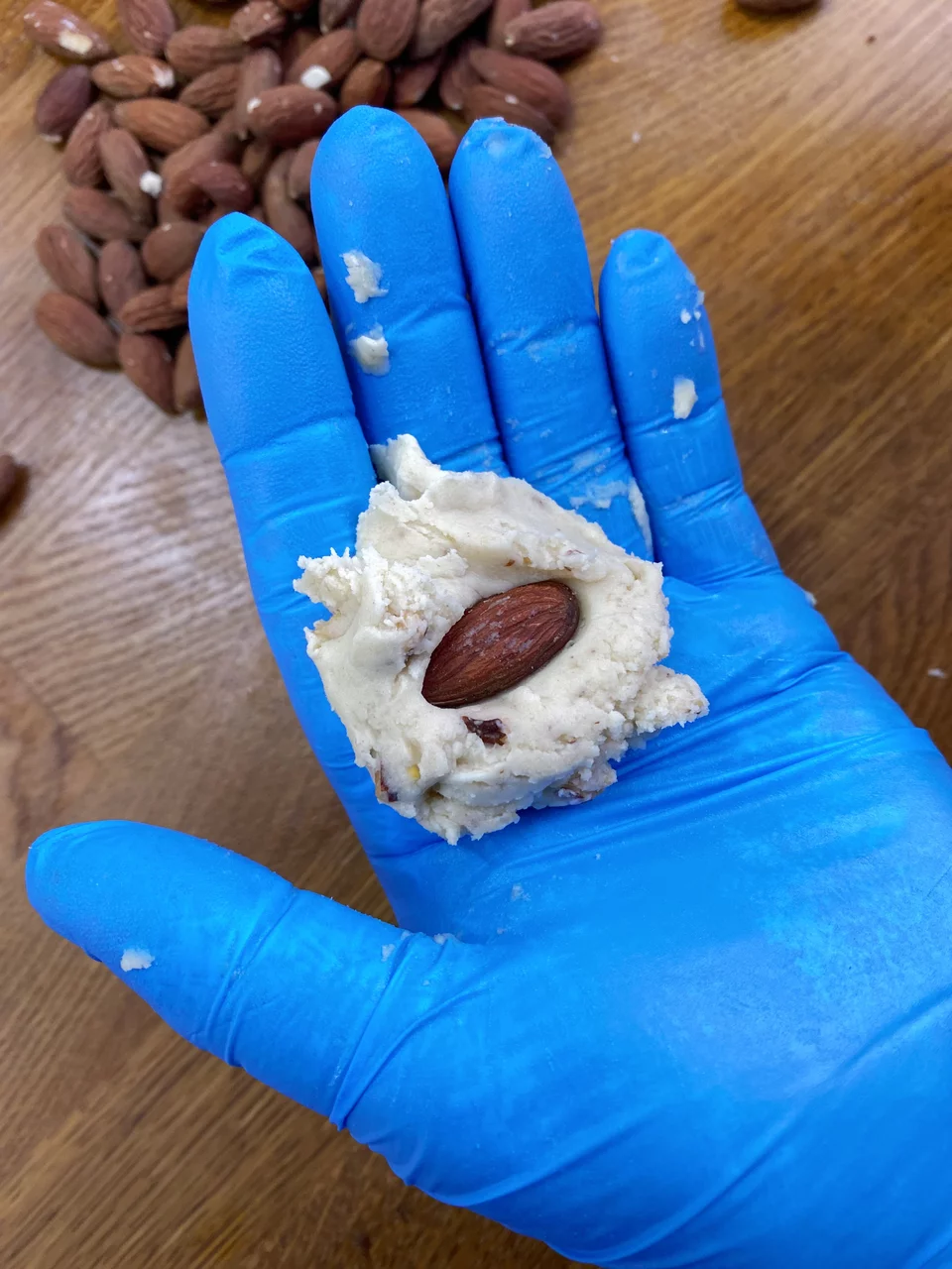 Μέσα σε κάθε κουραμπιέ υπάρχει ένα ολόκληρο αμύγδαλο / Φωτογραφία: Μάνος Λειβαδάρος/iefimerida