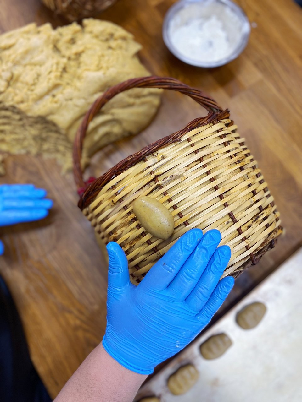 Ένα ένα τα μελομακάρονα πιέζονται πάνω στις εγκοπές του ψάθινου καλαθιού για να αποκτήσει αυλακιές / Φωτογραφία: Μάνος Λειβαδάρος/iefimerida