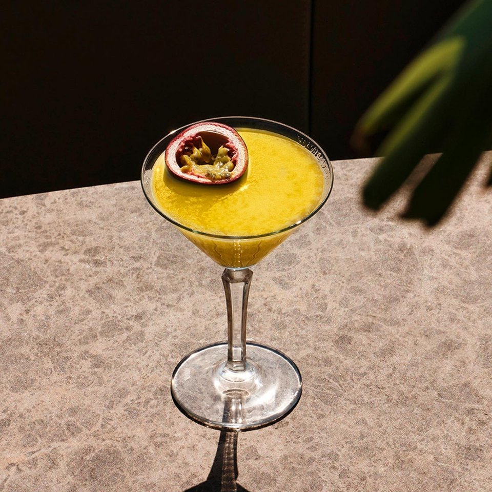 Τα κοσμοπολίτικα cocktails επιμελείται ο Δημήτρης Παπαϊωάννου / Φωτογραφία: 10urbanroof/Instagram