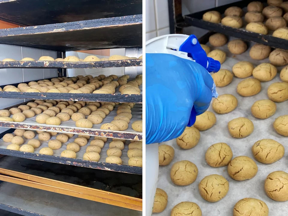 Αφού ψηθούν και κρυώσουν, οι κουραμπιέδες ψεκάζονται ελαφρά με ανθόνερο / Φωτογραφία: Μάνος Λειβαδάρος/iefimerida