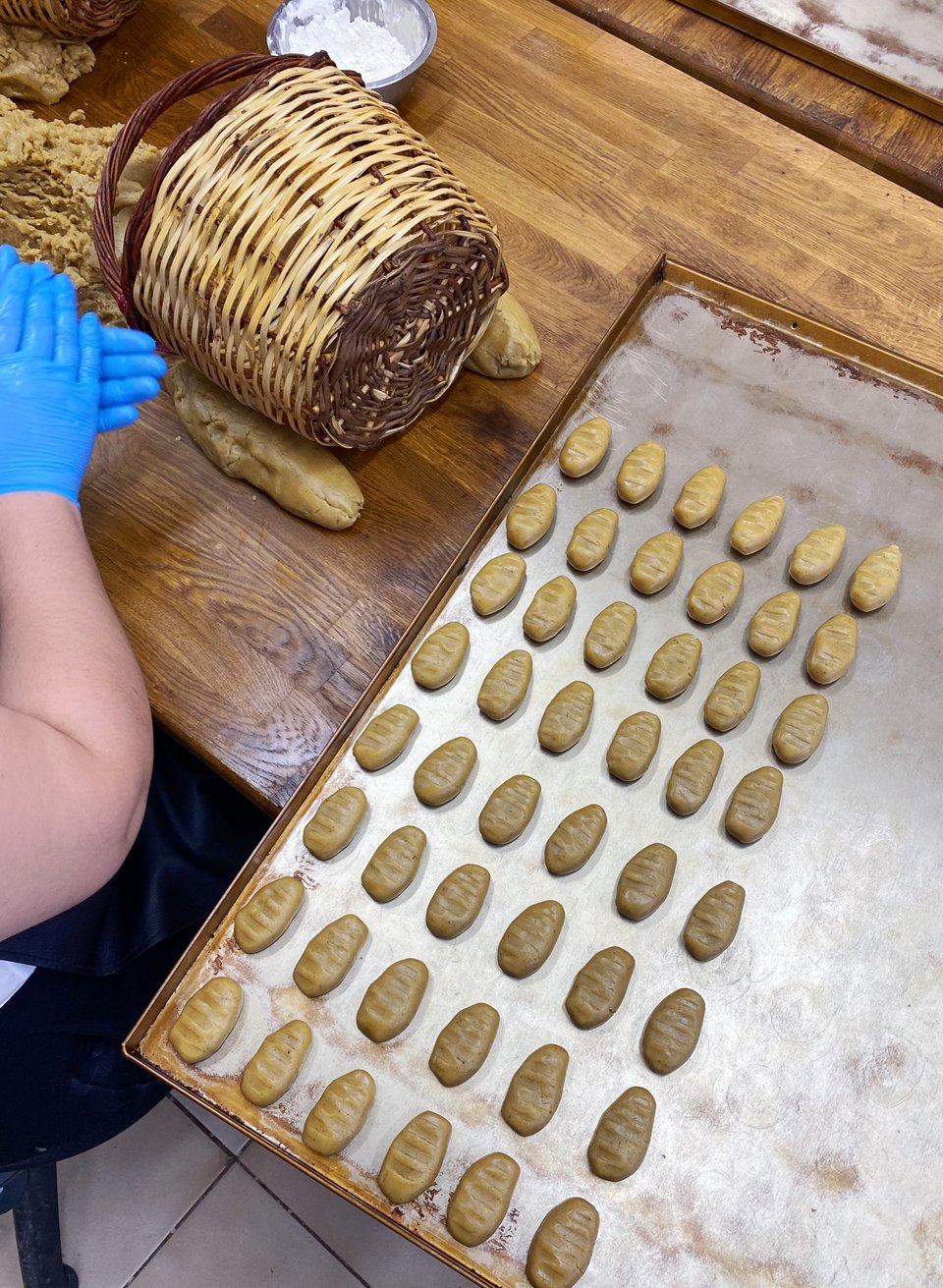 Τα μελομακάρονα τοποθετούνται ένα ένα σε μεγάλο ταψί / Φωτογραφία: Μάνος Λειβαδάρος/iefimerida