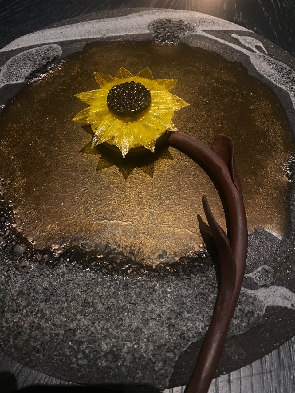  O ηλίανθος φτιαγμένος από θαλάσσια ανεμώνη και χαβιάρι / Φωτογραφία: Μάνος Λειβαδάρος/iefimerida