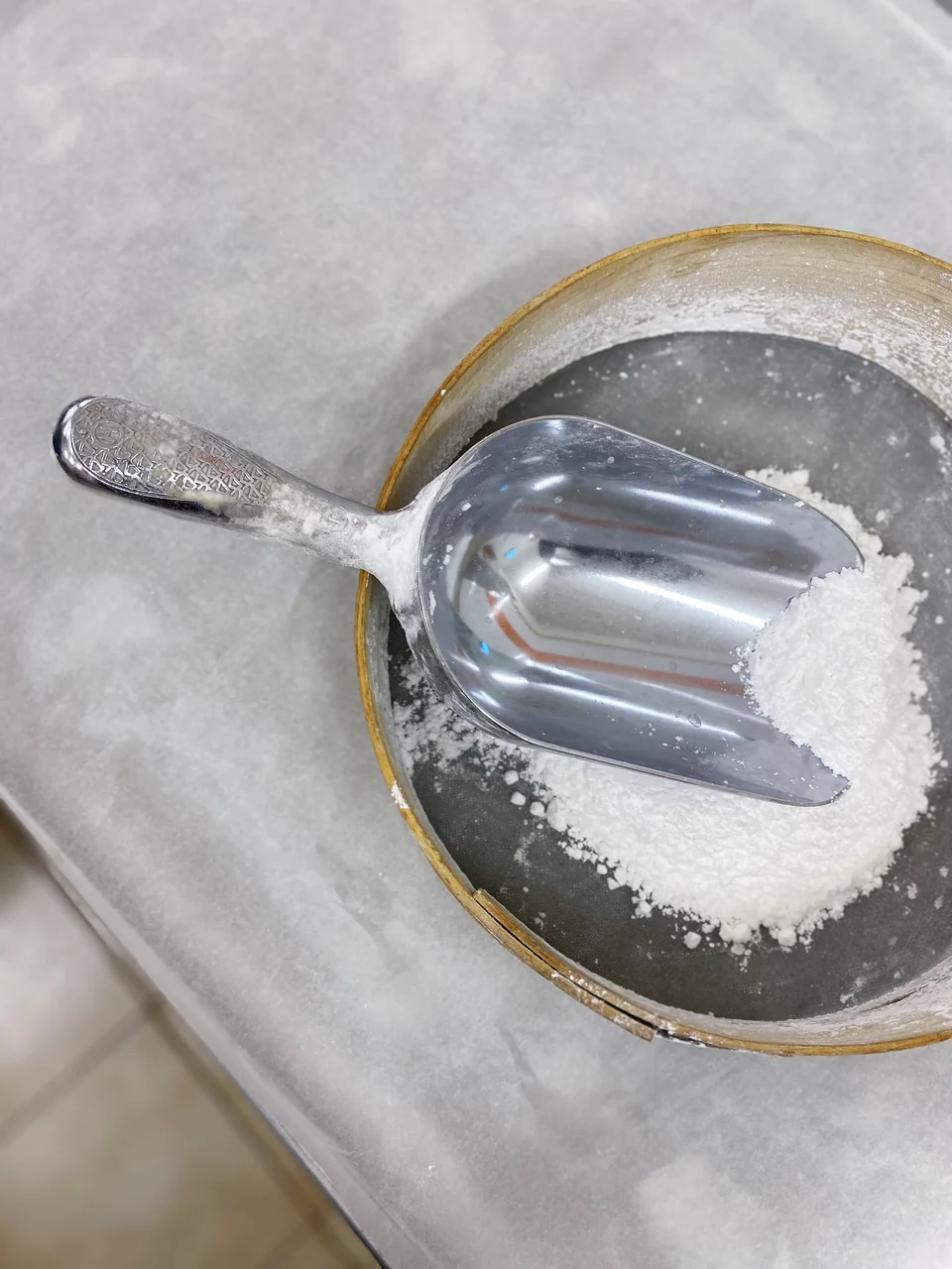 Η διαδικασία αχνίσματος είναι μια μικρή γιορτινή ιεροτελεστία / Φωτογραφία: Μάνος Λειβαδάρος/iefimerida