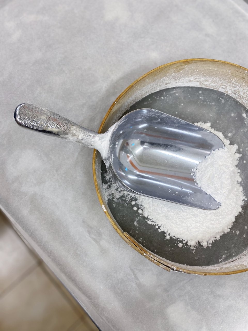 Η διαδικασία αχνίσματος είναι μια μικρή γιορτινή ιεροτελεστία / Φωτογραφία: Μάνος Λειβαδάρος/iefimerida 