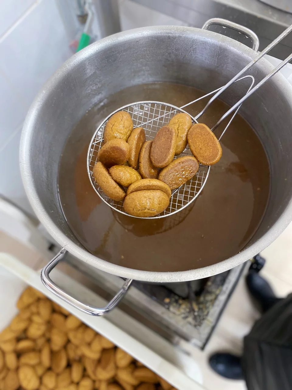 Αφού ψηθούν και κρυώσουν τα μελομακάρονα μπαίνουν στο ζεστό σιρόπι / Φωτογραφία: Μάνος Λειβαδάρος/iefimerida