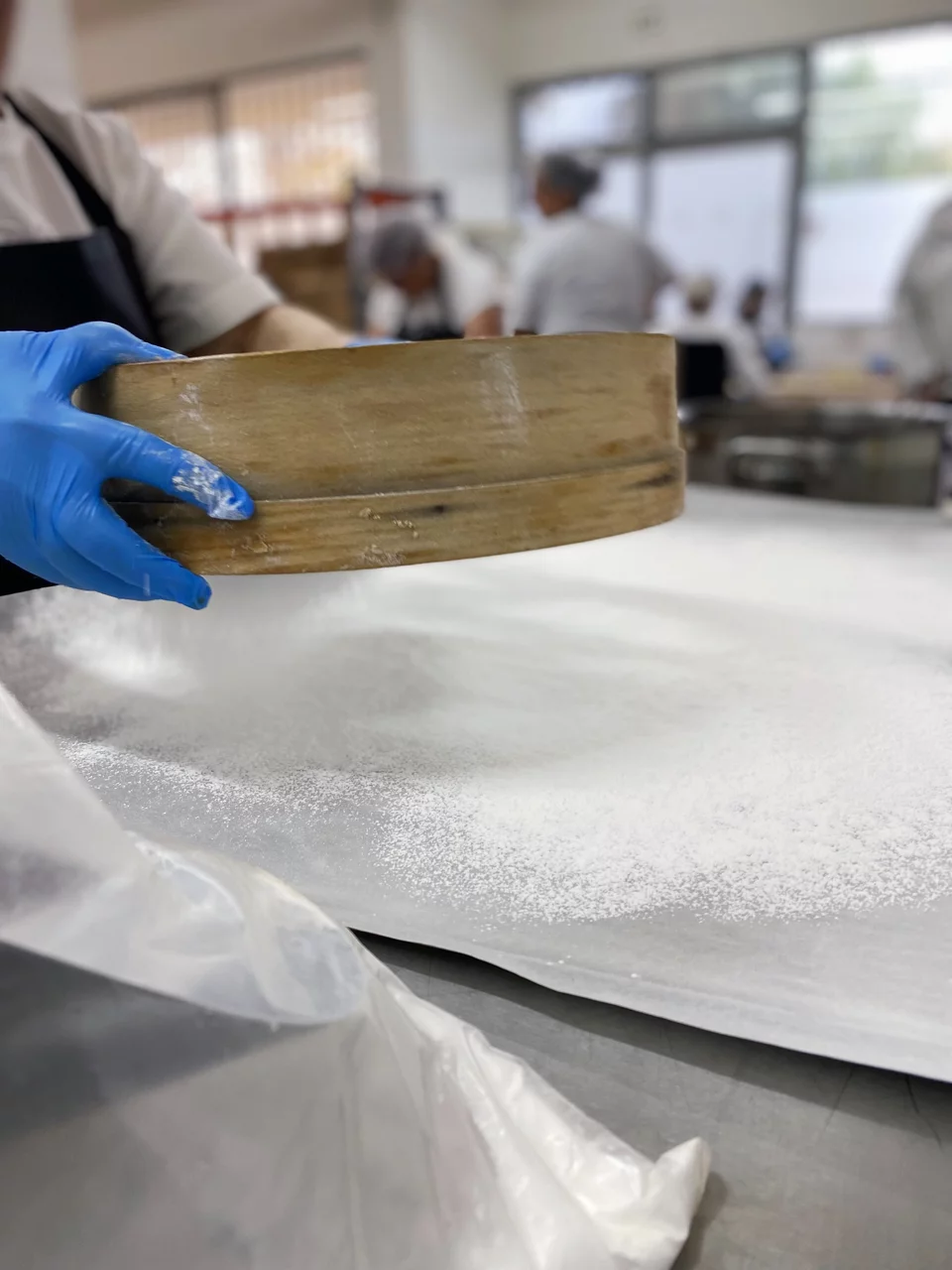 Πρώτα αχίζεται το αντικολλητικό χαρτί στο άδειο ταψί / Φωτογραφία: Μάνος Λειβαδάρος/iefimerida