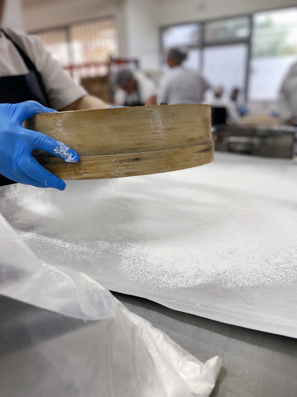 Πρώτα αχίζεται το αντικολλητικό χαρτί στο άδειο ταψί / Φωτογραφία: Μάνος Λειβαδάρος/iefimerida