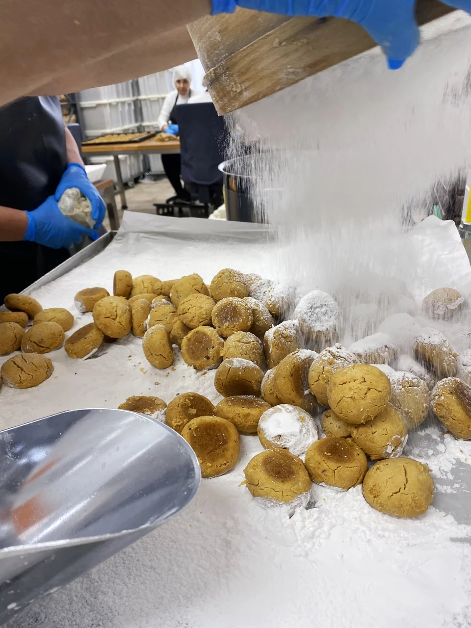 Μετά αχνίζονται οι κουραμπιέδες με την κρησάρα / Φωτογραφία: Μάνος Λειβαδάρος/iefimerida