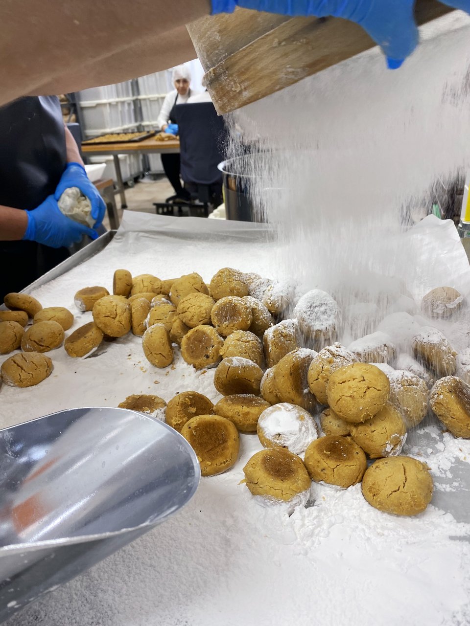 Μετά αχνίζονται οι κουραμπιέδες με την κρησάρα / Φωτογραφία: Μάνος Λειβαδάρος/iefimerida