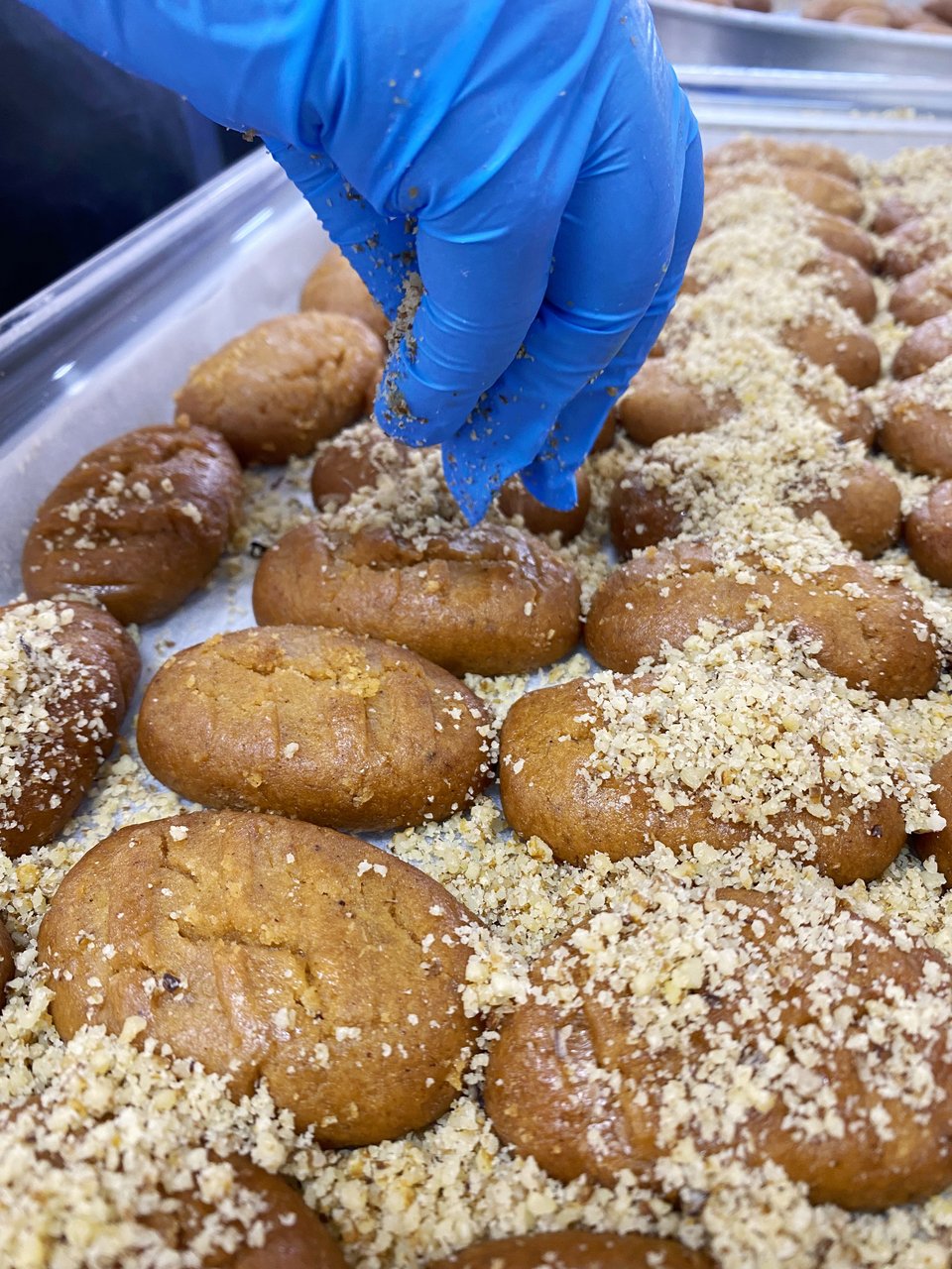 Αφού μελωθούν, τα μελομακάρονα πασπαλίζονται με ψίχα καρυδιού / Φωτογραφία: Μάνος Λειβαδάρος/iefimerida