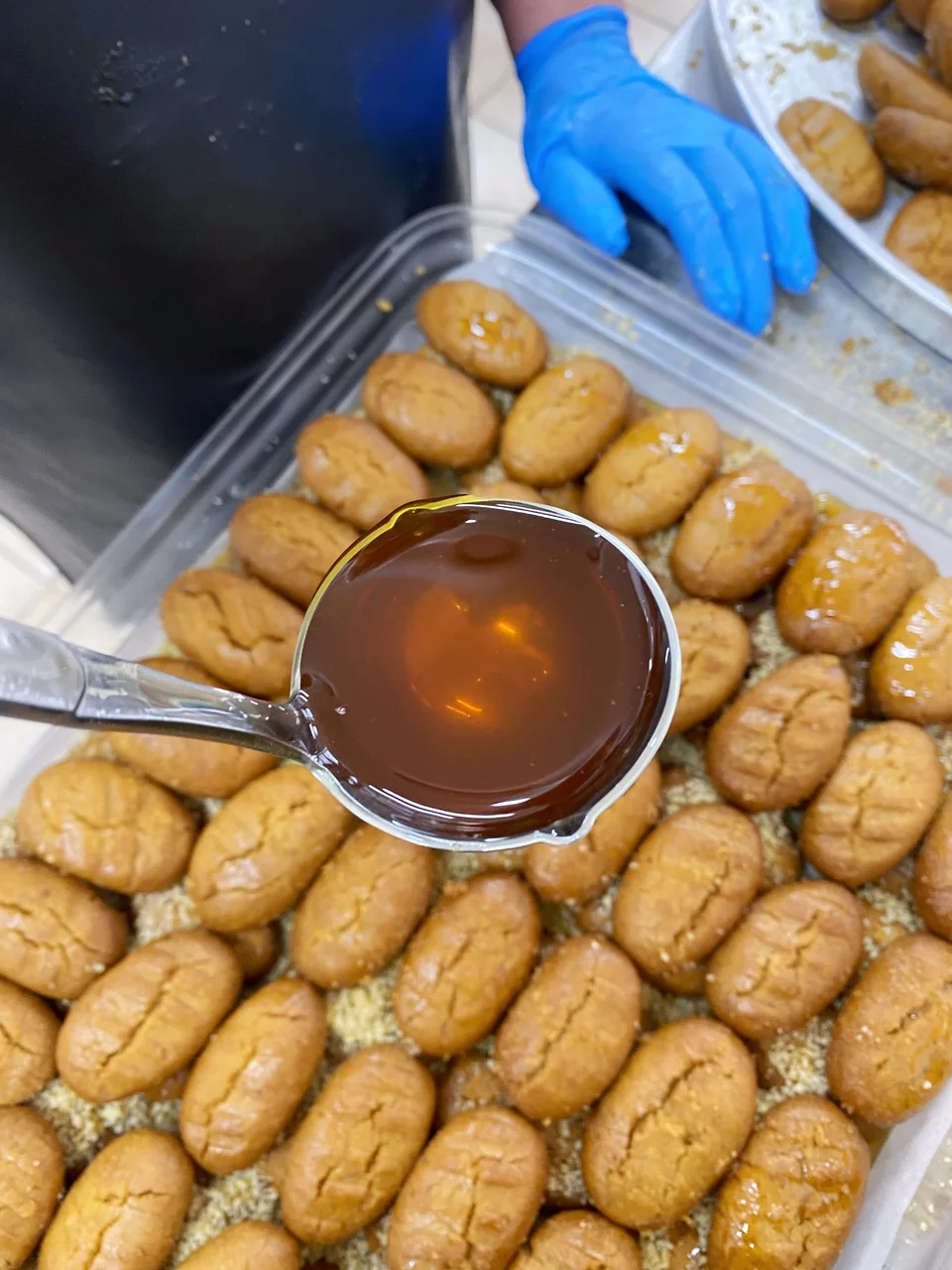 Το μέλωμα των μελομακάρονων με αγνό μέλι / Φωτογραφία: Μάνος Λειβαδάρος/iefimerida