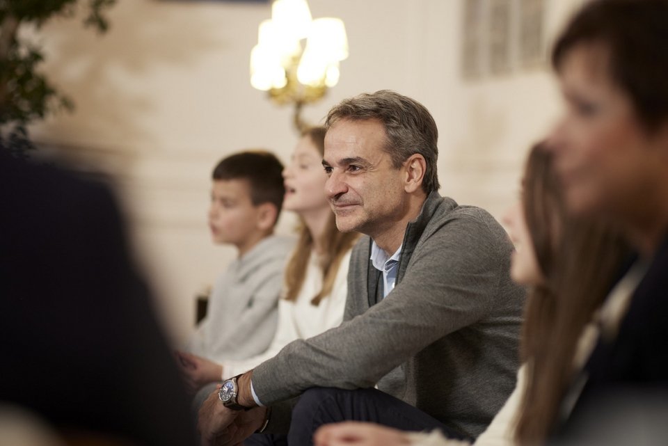 Ο πρωθυπουργός ανάμεσα στους μαθητές του μειονοτικού σχολείου