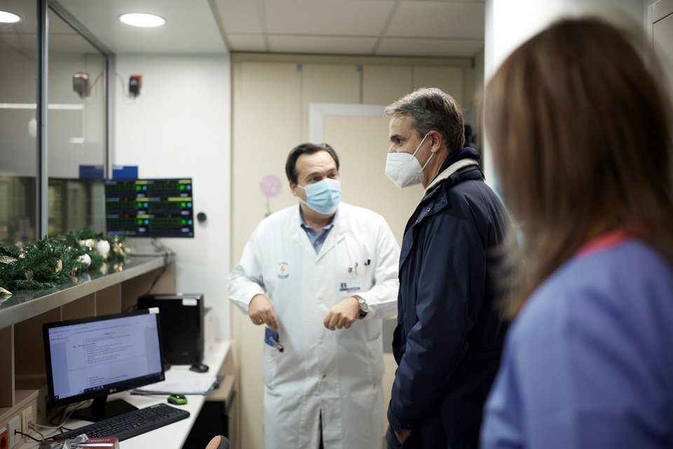 Ο πρωθυπουργός Κυριάκος Μητσοτάκης επισκέφθηκε το Πανεπιστημιακό Γενικό Νοσοκομείο «Αττικόν»
