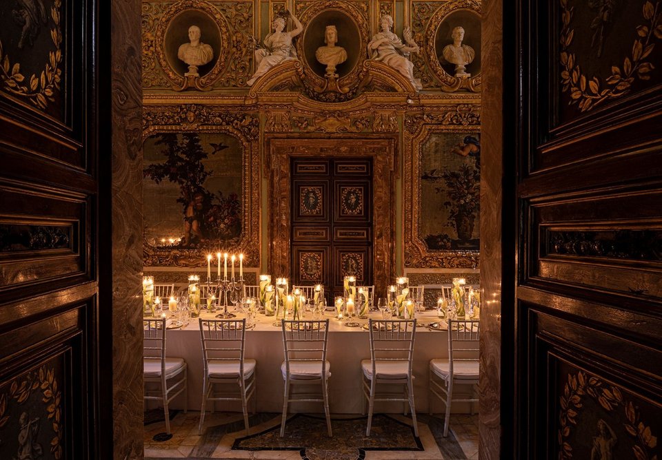 Το Mirrors Hall